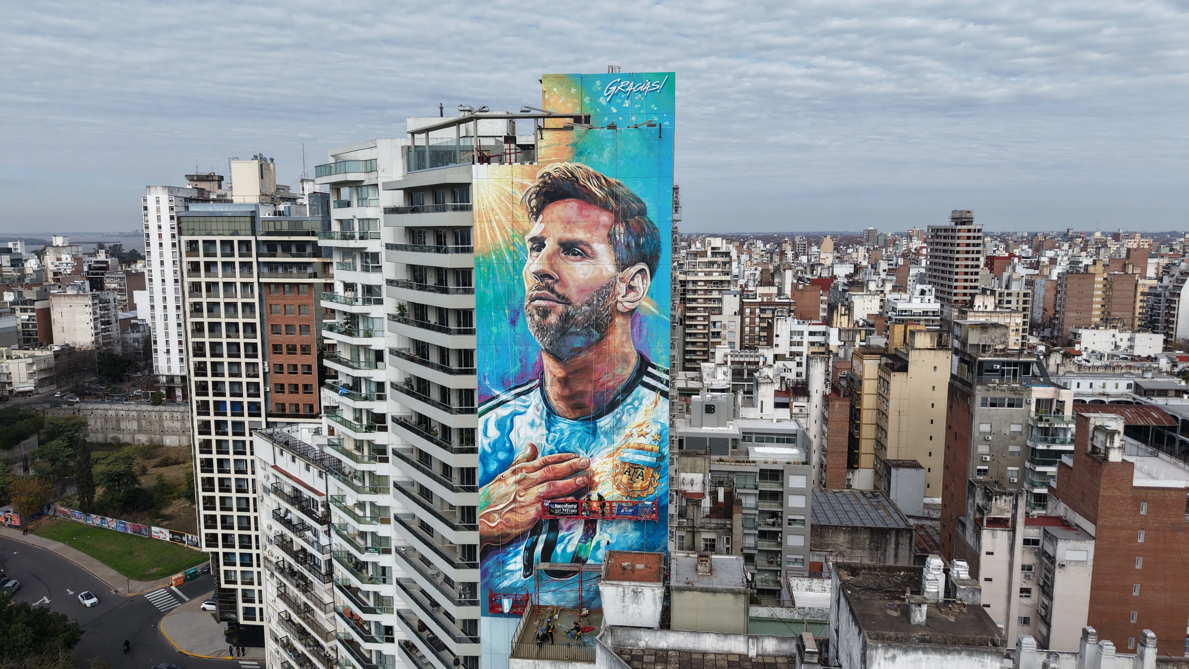 Se renueva el mural de Messi en Rosario a metros del Monumento Nacional a la Bandera: una de las postales más identitarias de la ciudad